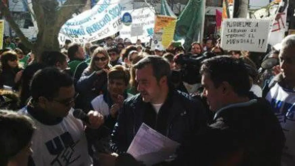 Marcharon en Viedma y ocuparon oficinas públicas