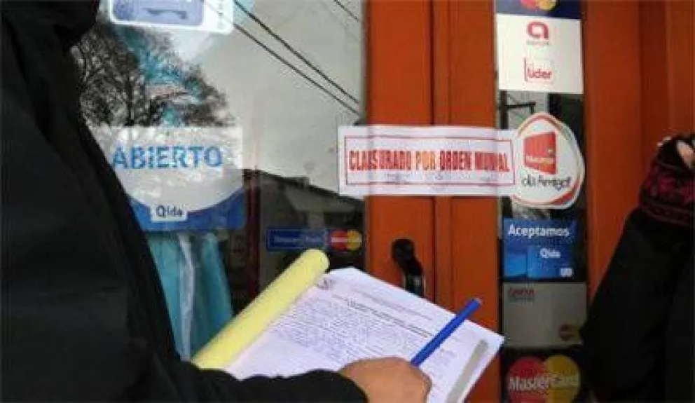 Municipio clausura comercios que adeuden la TISH