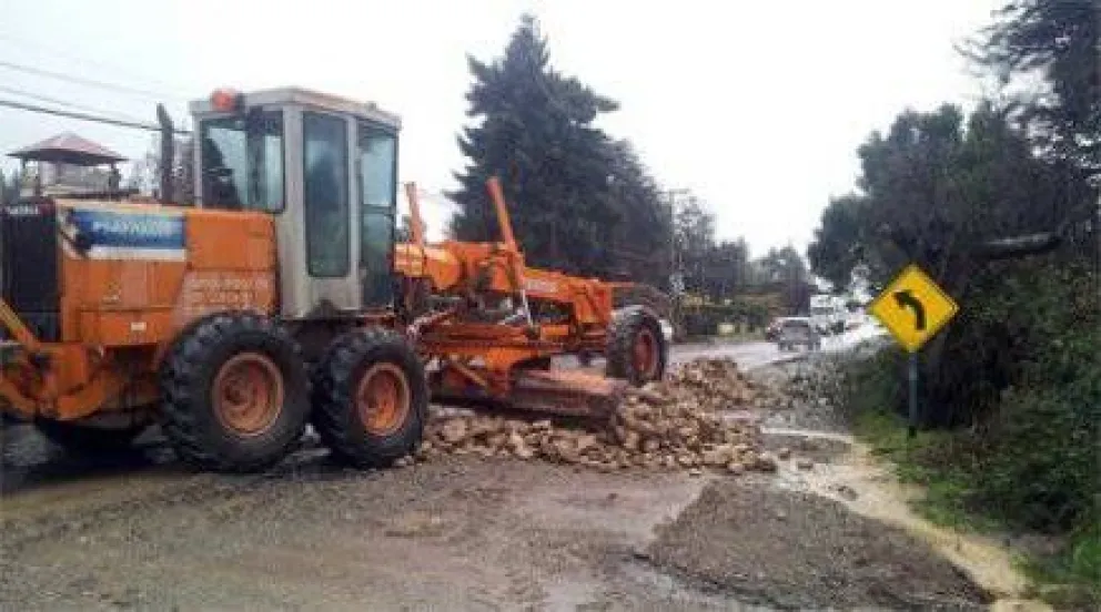 Continúan los trabajos de reparación de banquinas en Bustillo