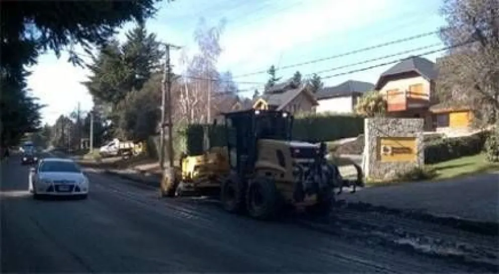 Trabajan en la recomposición de banquinas en Bustillo