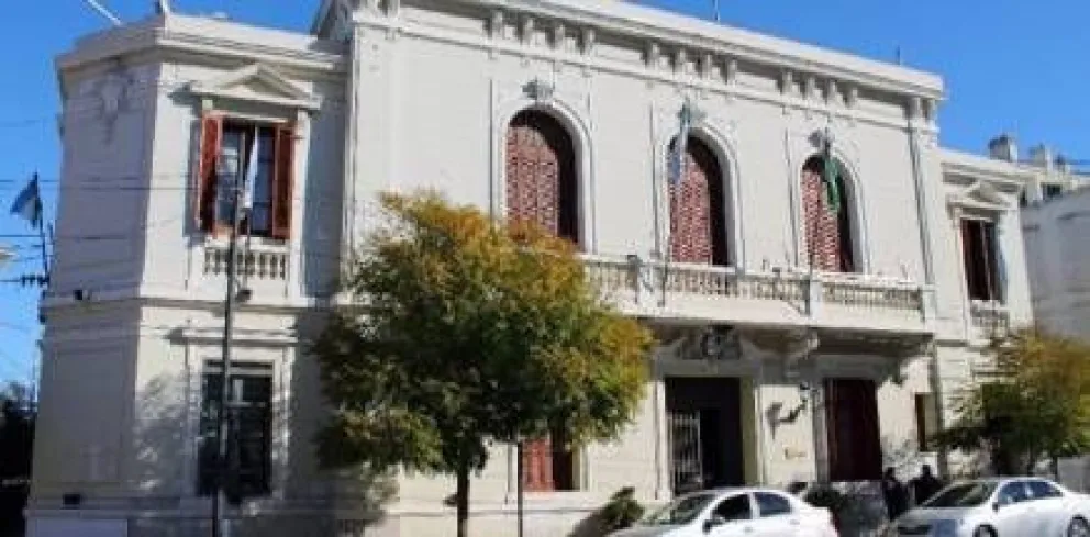 Ejecutivo asegura que redujo la cantidad de empleados
