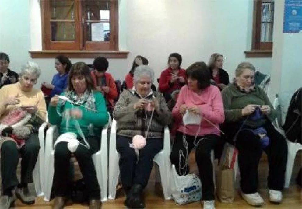 Vecinos convocados en jornada solidaria tejieron 37 mantas