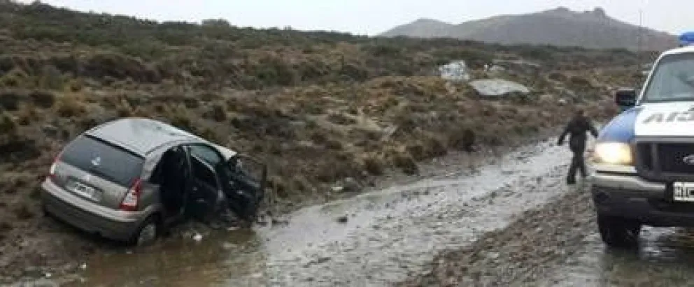 Aparatoso vuelco cerca del cruce de rutas 40 y 231