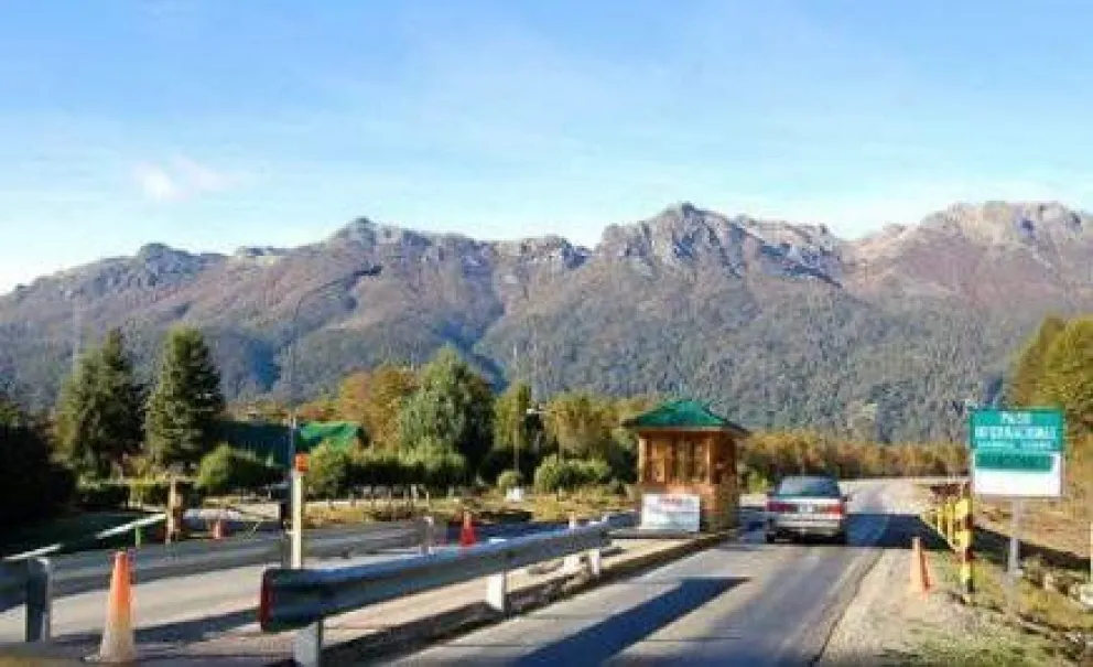 Aduaneros solo atenderán vehículos livianos en el Paso Samoré