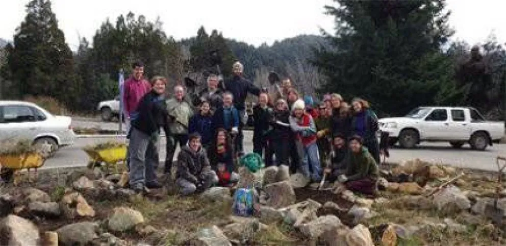 Vecinos plantaron especies autóctonas en rotonda del oeste