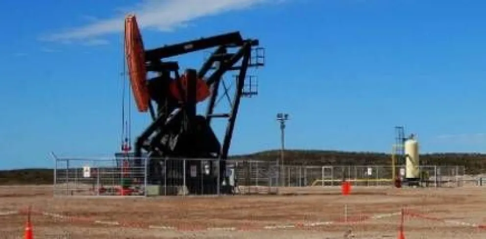 Weretilneck apura acuerdo con Petrobras, pero la empresa vende activos en el país