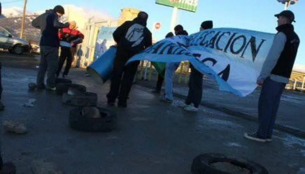 Impiden ingreso de autos en Changomas por despidos de vigiladores 