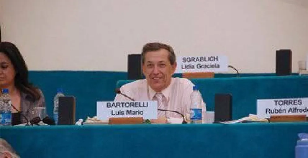 Denuncian megasueldo del hijo de un legislador