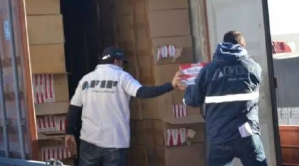 Barilochense aduanero involucrado en banda de contrabandistas