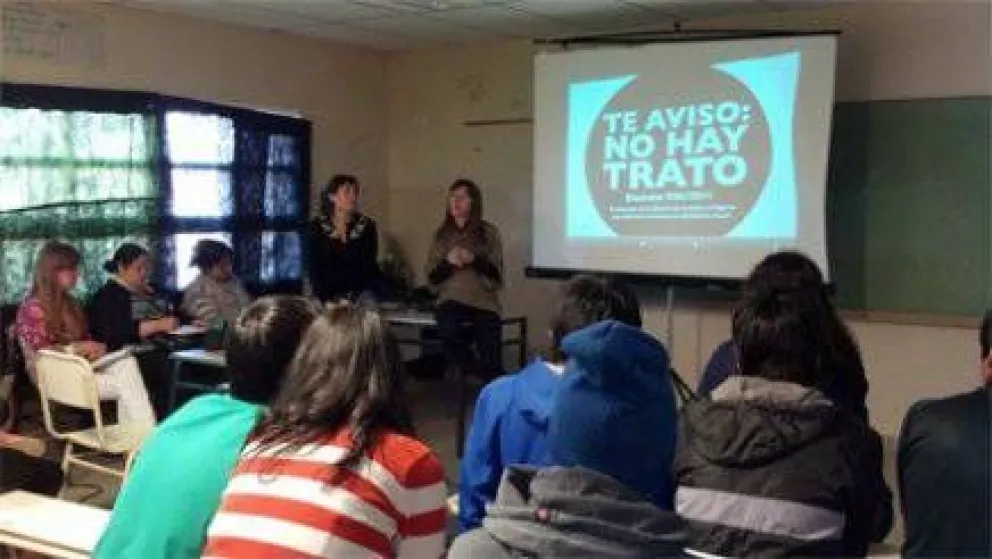 Destacan interés en taller municipal sobre "noviazgos no violentos"
