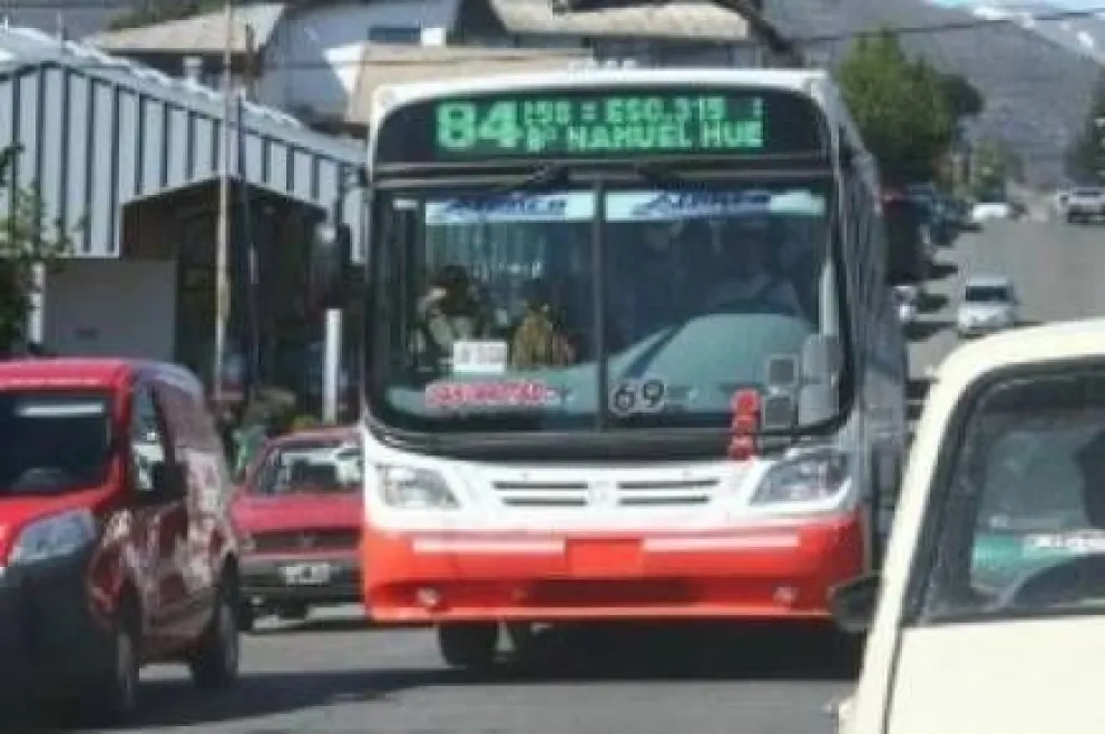 Delincuentes atacaron a un colectivero en el barrio Nahuel Hue
