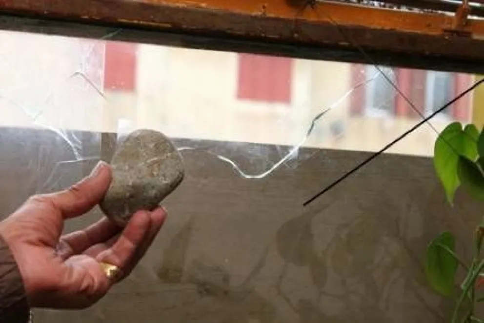 Se quiere ir del barrio el policía al que le apedrearon la casa 