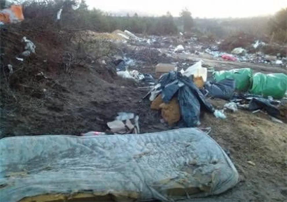 Vecinos denuncian basurero clandestino en barrios del este