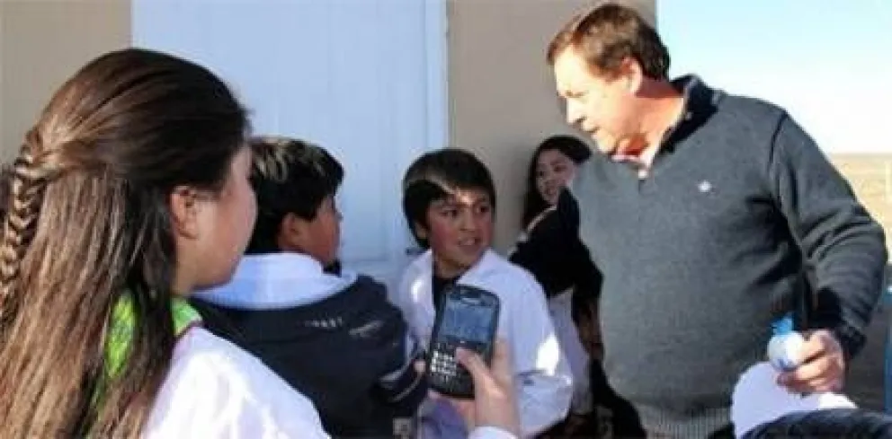 Weretilneck entregó netbooks en la Línea Sur