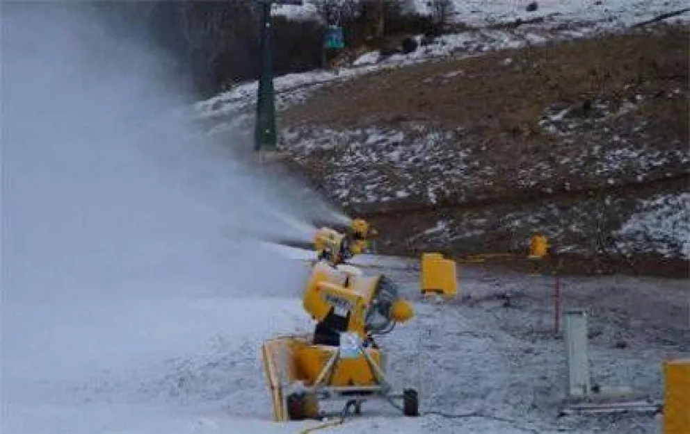 CAPSA retoma la fabricación de nieve en la base del Catedral