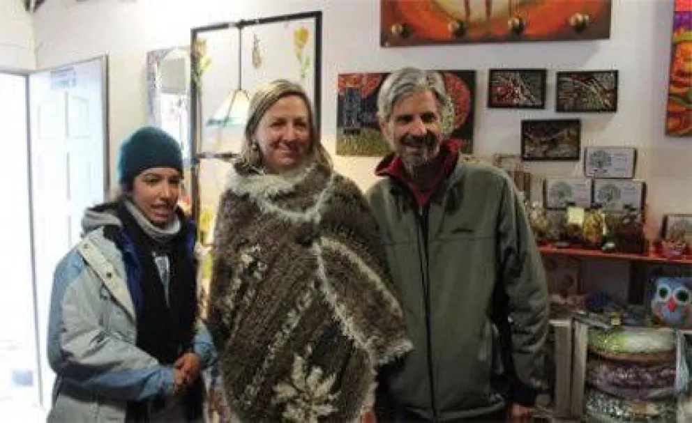 Artesanos ofrecen sus productos en el cerro Catedral