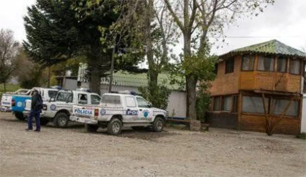 Golpean a mujer policía en pelea familiar