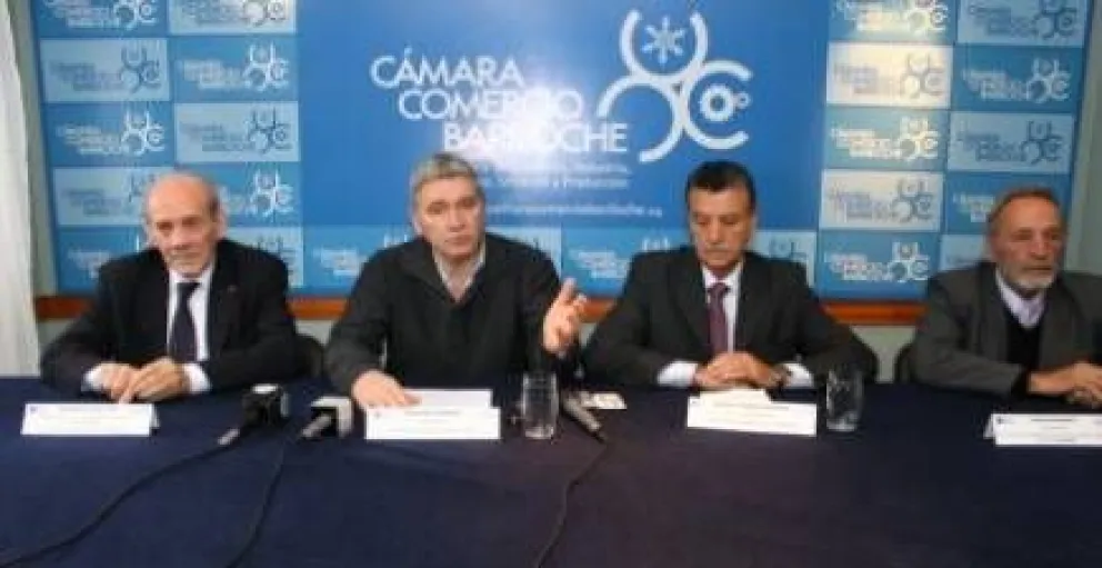 Empresarios se quejan por "presión" fiscal y venta informal  