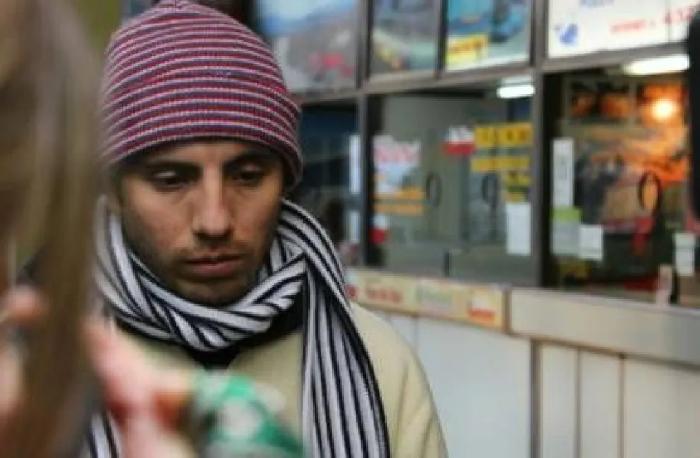 Llegaron con la promesa de un trabajo, les robaron y quedaron en la calle 