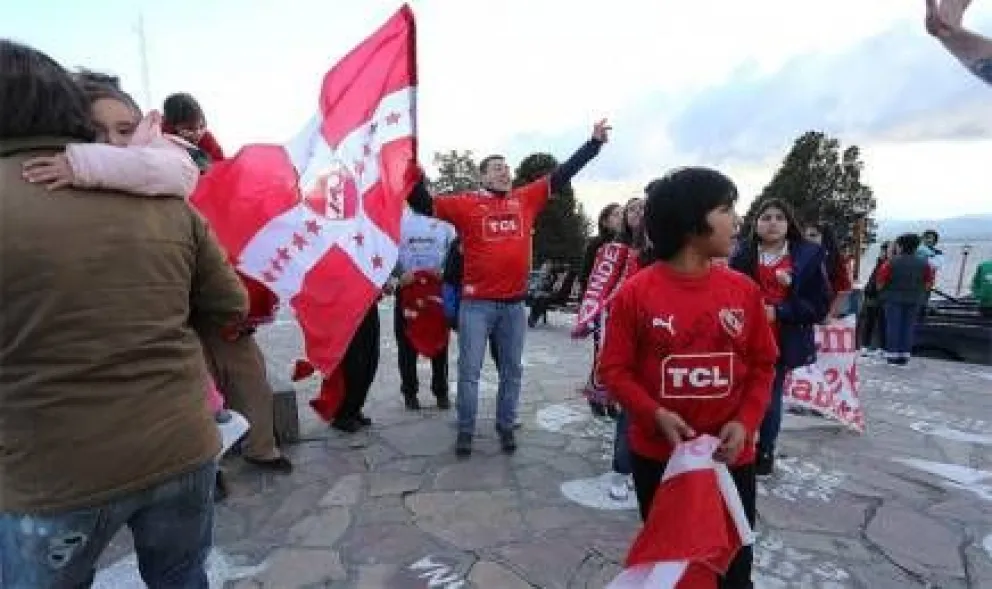 Barilochenses festejaron el ascenso de Independiente a Primera División