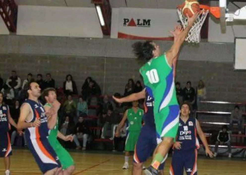 Pehuenes ganó el clásico y sigue bien arriba 