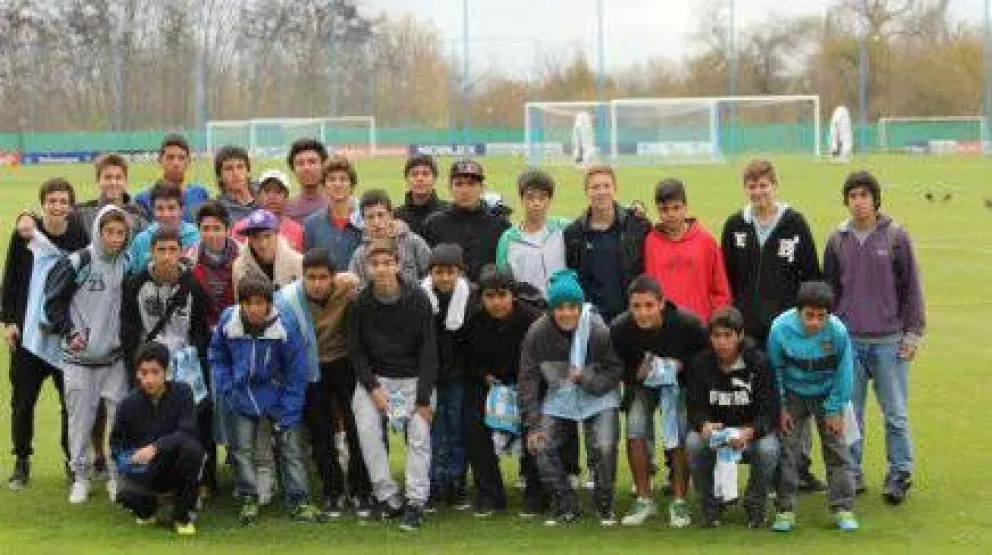 Culminó el viaje de la escuela de fútbol de la UTHGRA por Buenos Aires