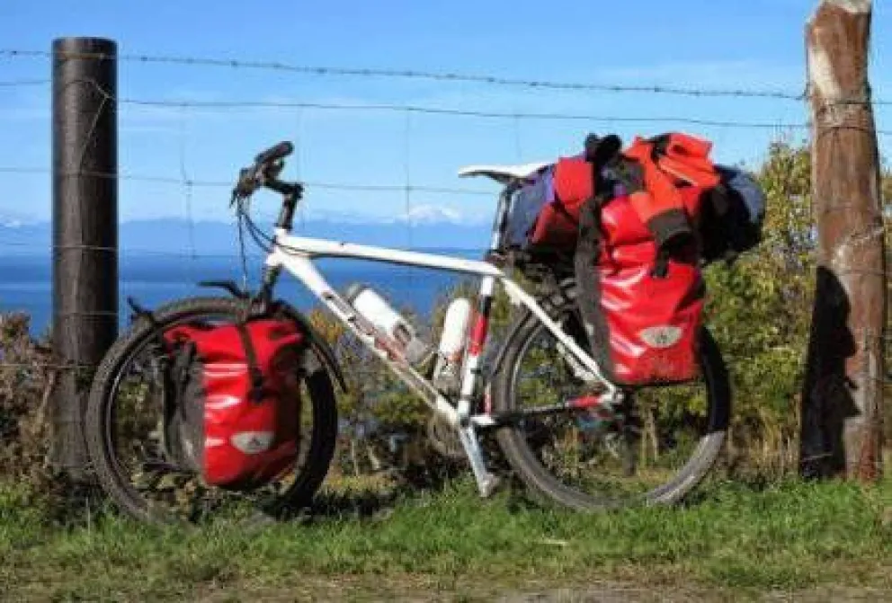 Roban la bicicleta de un turista que recorre la Patagonia