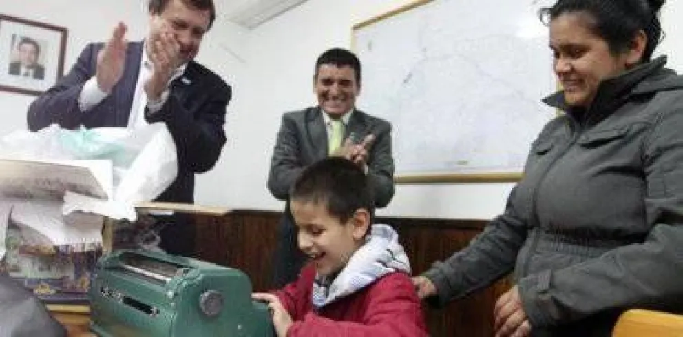 Niño barilochense recibió máquina Braille