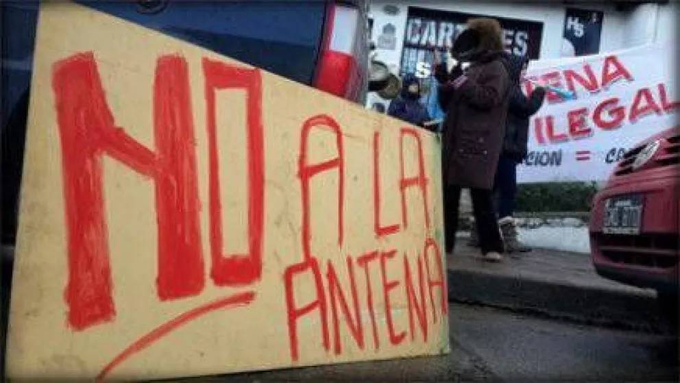 Vecinos continúan reclamando por instalación de antena 