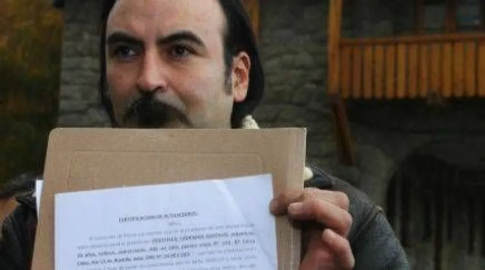 El padre de una alumna denunció que un funcionario le pegó una trompada