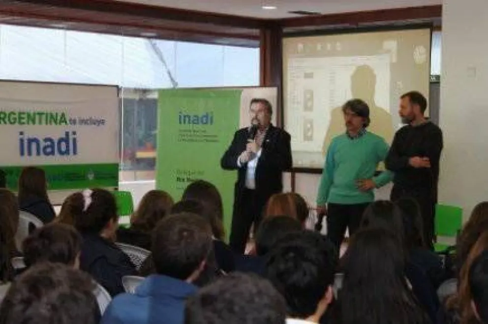 Estudiantes debaten sobre discriminación 