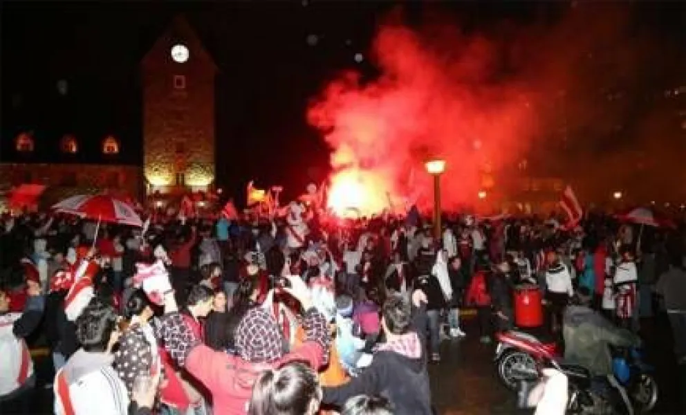 Bajo la lluvia, barilochenses celebraron el nuevo campeonato de River Plate