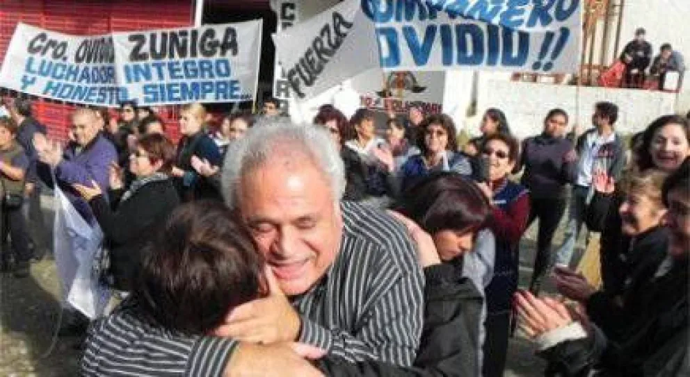 Realizaron un abrazo simbólico en apoyo a Ovidio Zúñiga