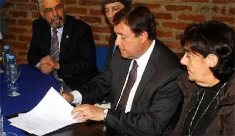 Provincia cede definitivamente tierras para Centro de Salmonicultura