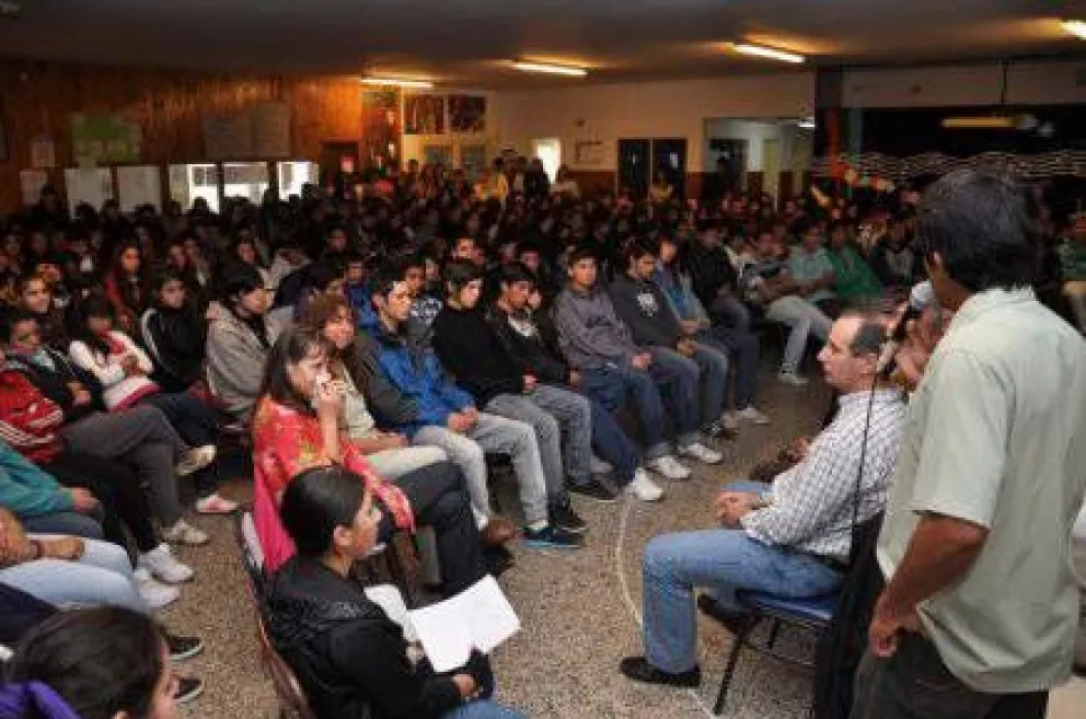 Colocaron nombre de ex combatiente de Malvinas a biblioteca del CEM 44
