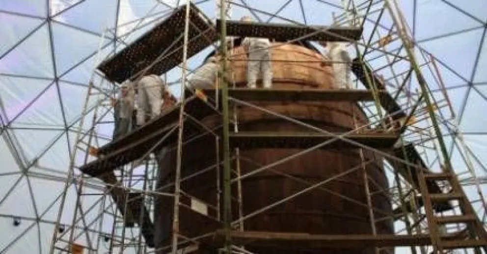 Comienza la construcción del huevo gigante 