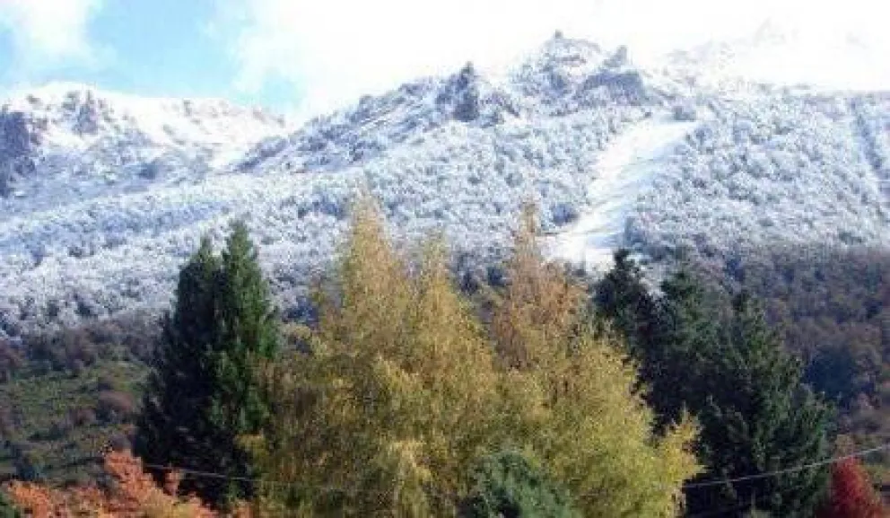 Llegó la primera nevada al cerro Catedral