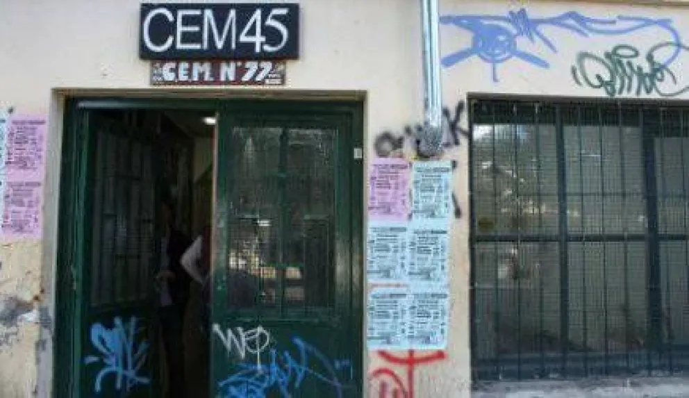 Alumnos del CEM 45 realizaron una sentada por falta de calefacción 