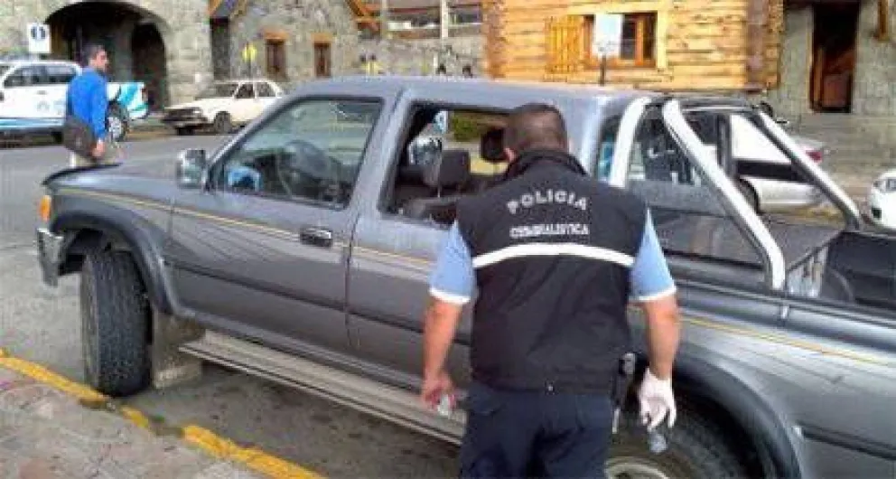 Roban elementos de una camioneta 