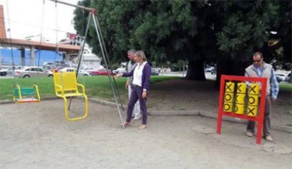 Avanzan en la instalación de juegos inclusivos en plazas de Bariloche