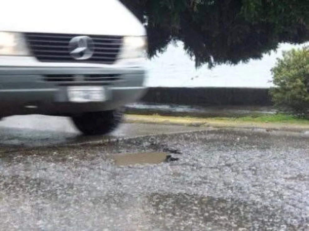 Municipio deberá indemnizar a mujer que rompió su auto en un pozo