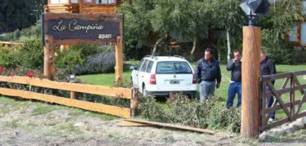 Perdió el control y terminó dentro de un complejo turístico 