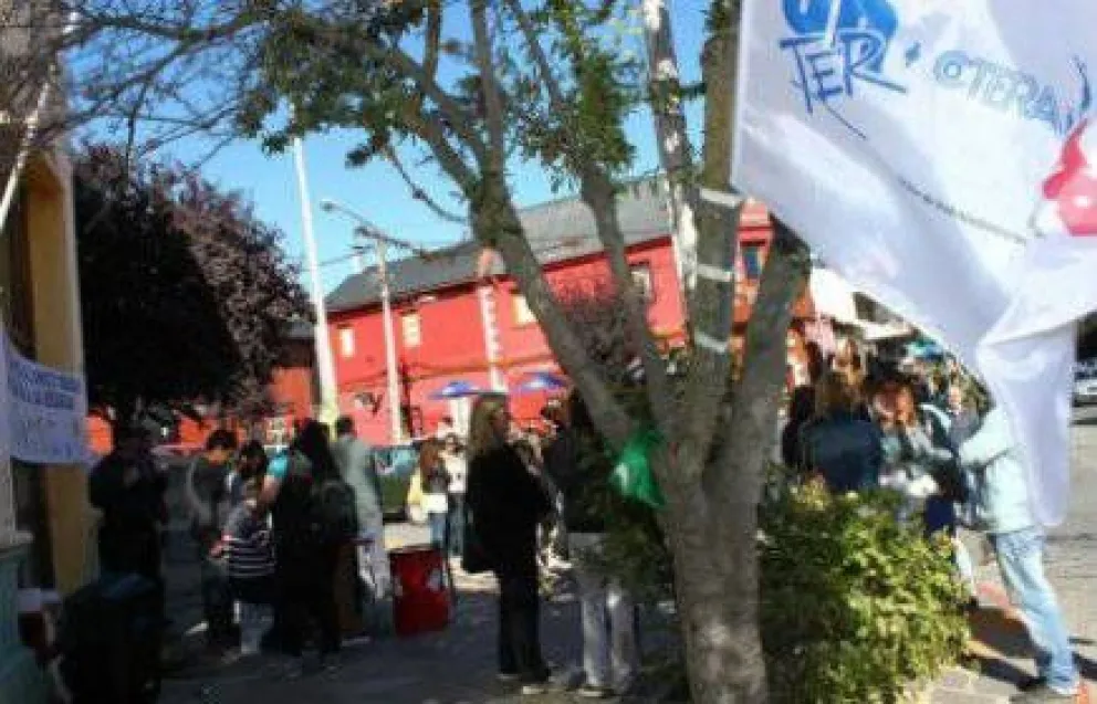 UnTER realizó una volanteada para reclamar mejores condiciones laborales 