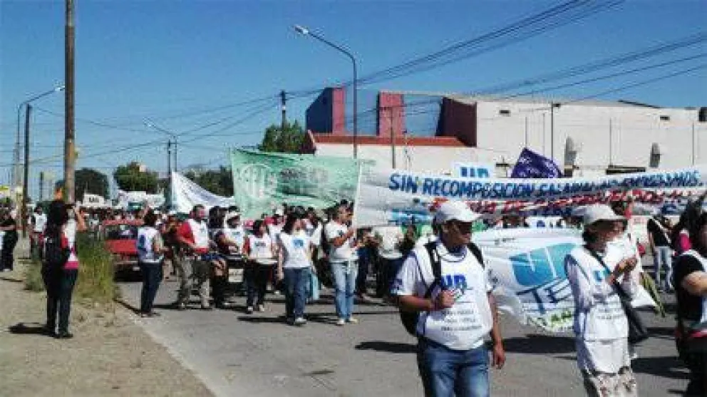 Aseguran que más de cuatro mil docentes se movilizaron en Viedma