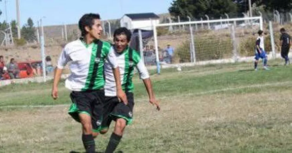 Chicago ganó el clásico y quedó como único líder de la B