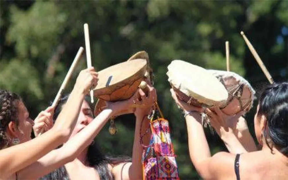 Mapuches mantienen vivas sus tradiciones con intervenciones artísticas