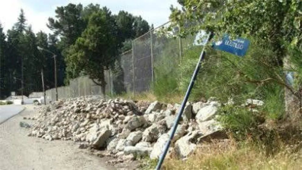 Vecinos reclaman al municipio por escombros en la banquina