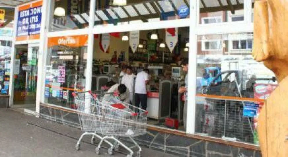 Robo y destrozos en supermercados céntricos 