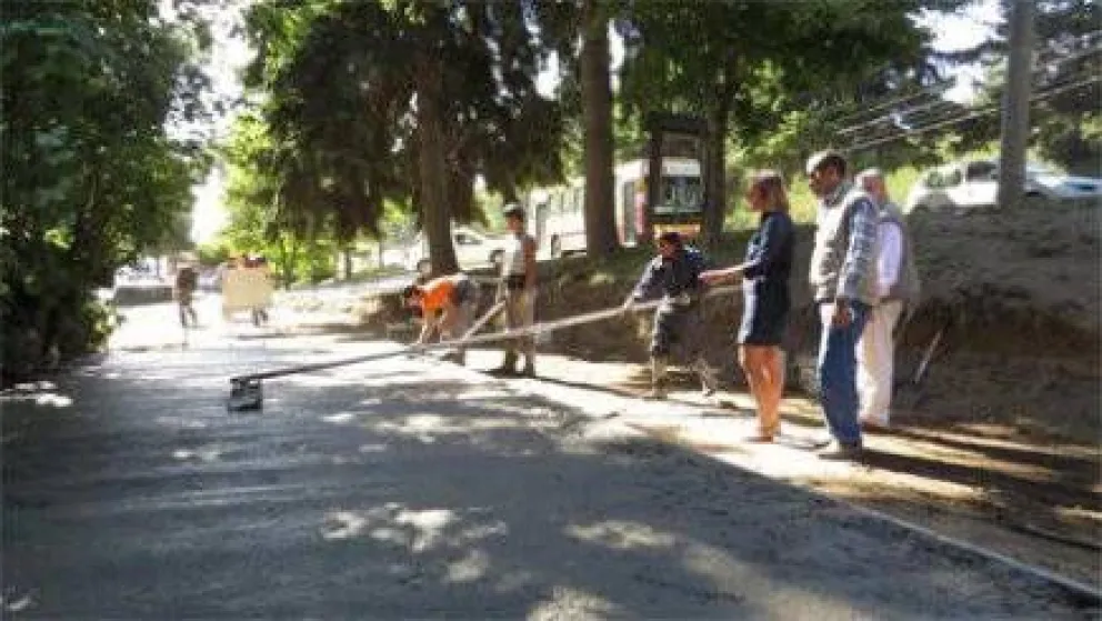 Trabajan en pavimentación de colectora norte de 12 de Octubre
