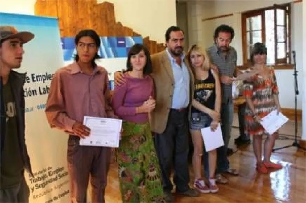 Jóvenes suman conocimientos para el mundo laboral